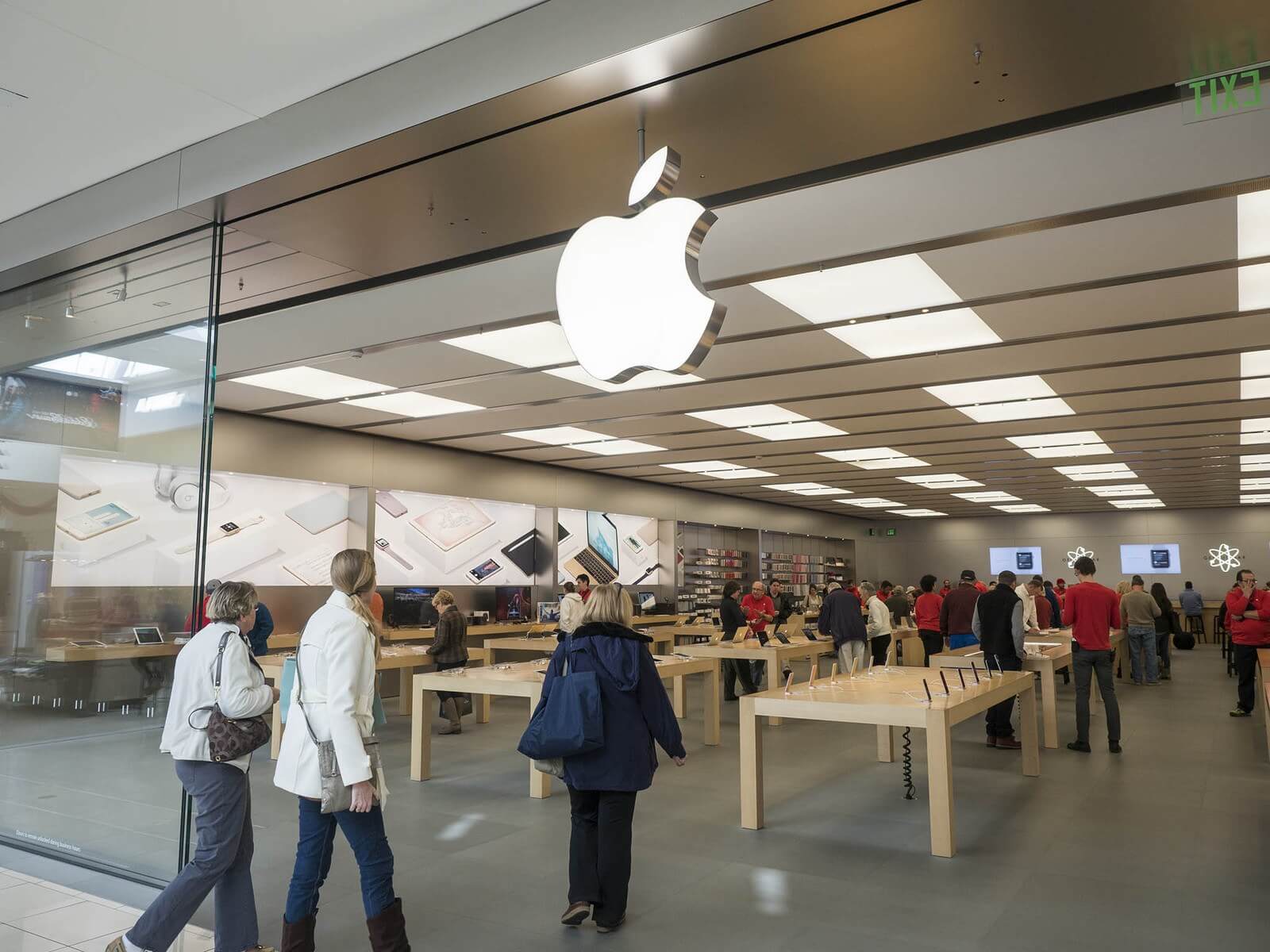 Apple Store in Daylight