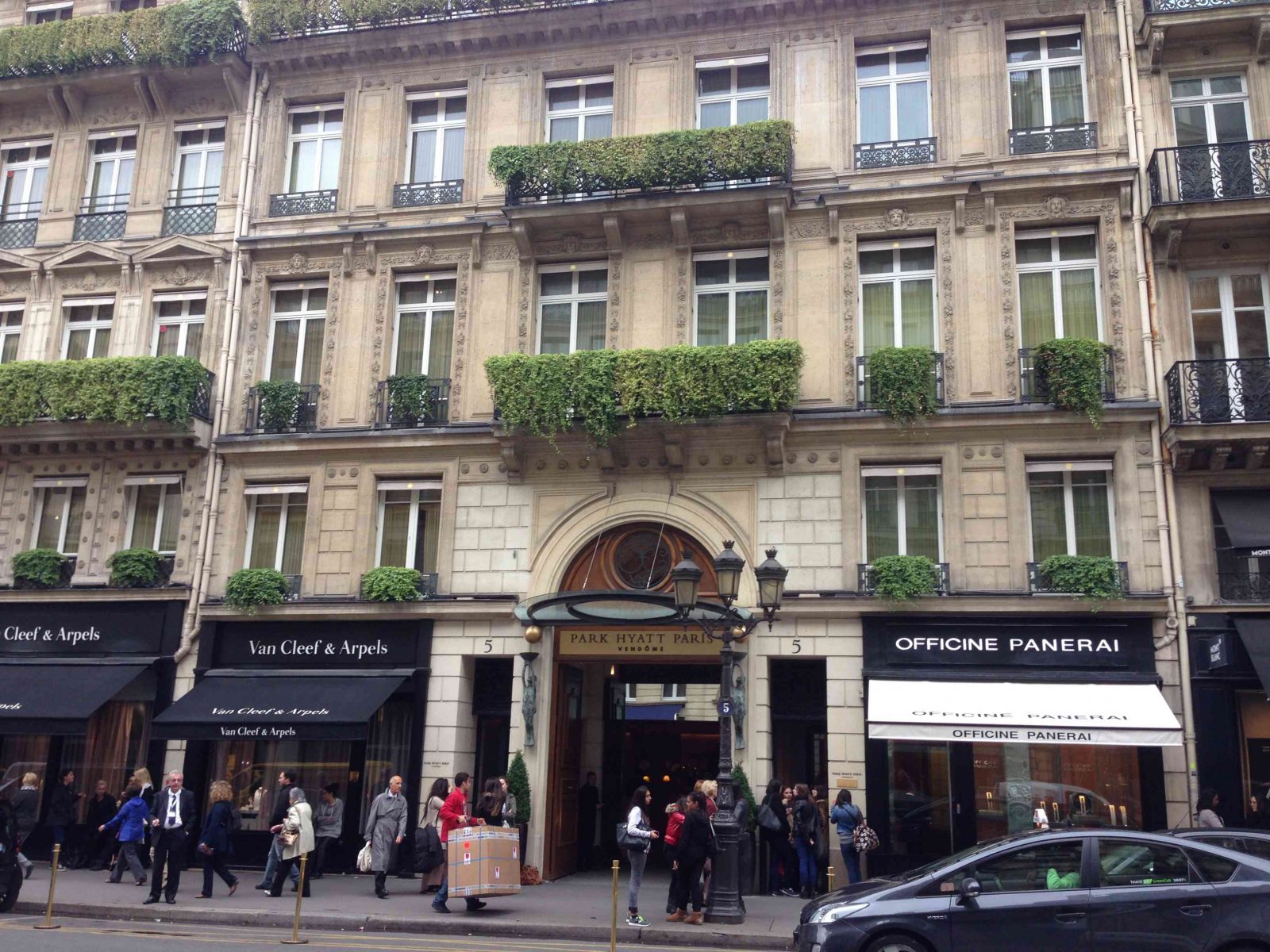 Park Hyatt Paris - Vendome in busy walking district