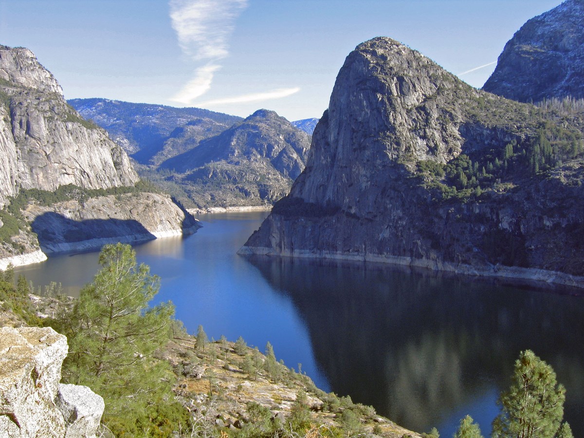 Image of lake and mountains at Yosemite National Park