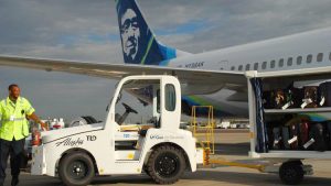 alaska airlines carry on luggage size