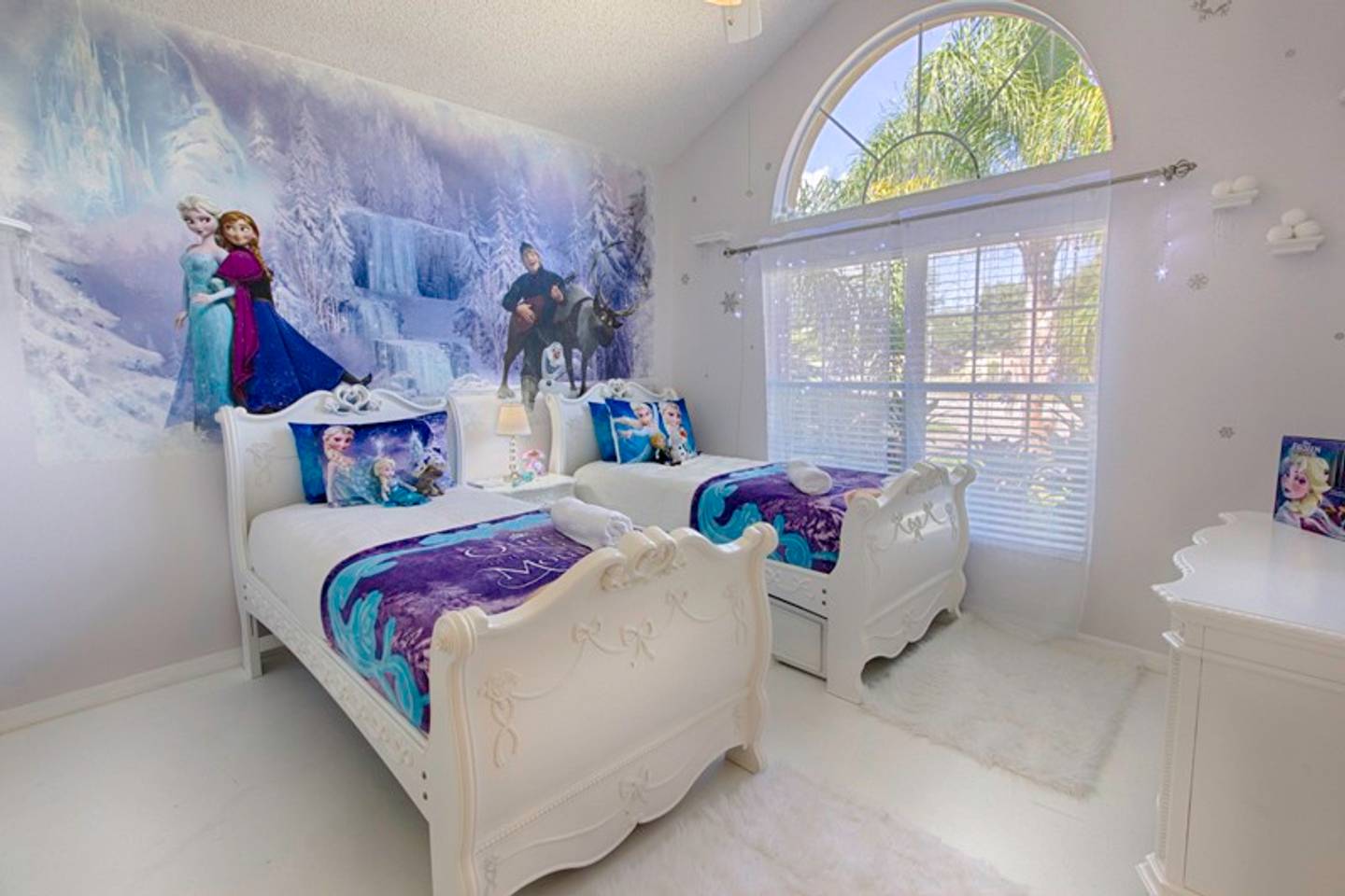 Do You Have a Kid That Would Fall In Love With a Frozen Themed Room? Many AirBnb Homes Near Disney World Feature Themed Rooms