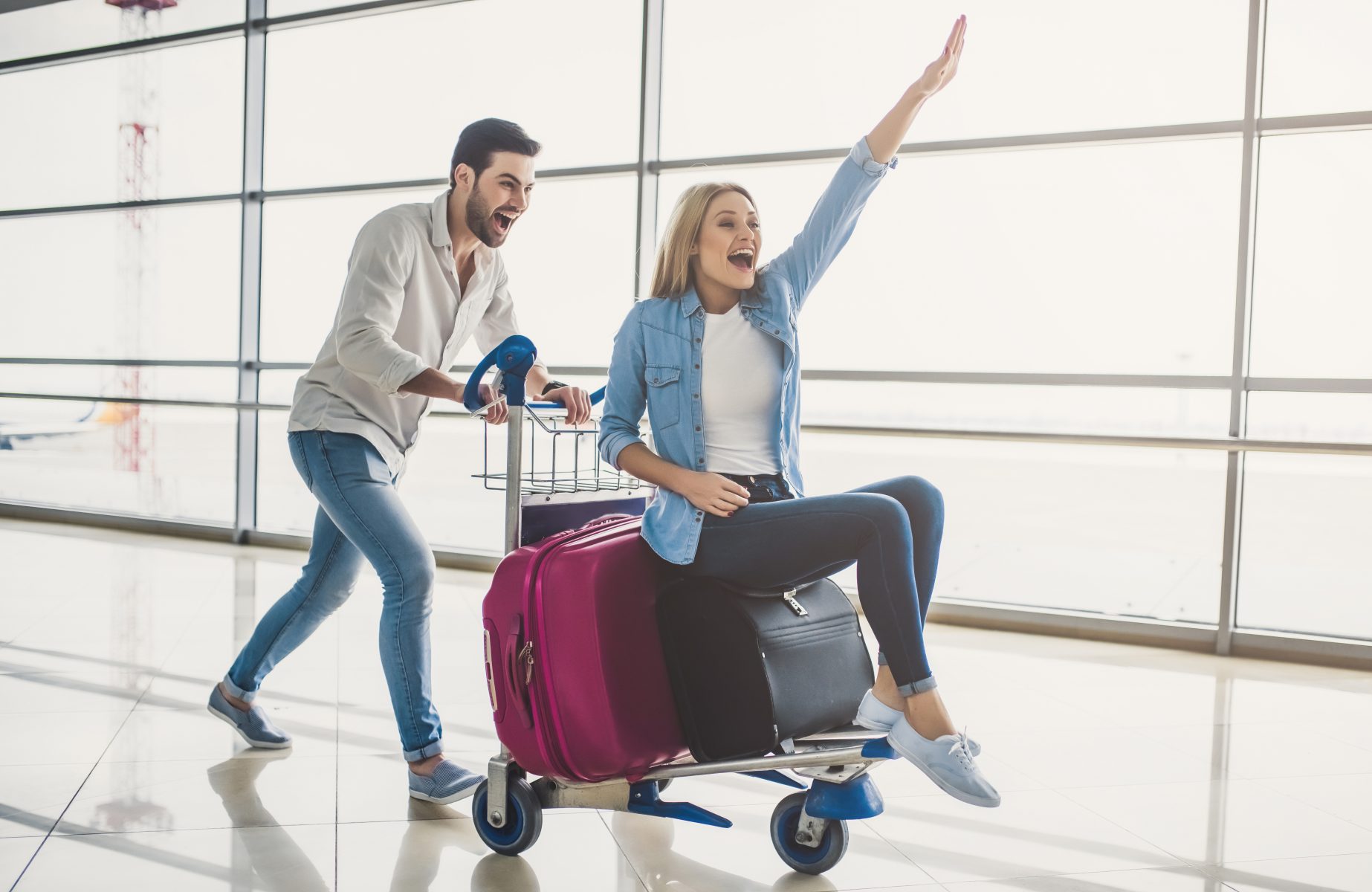 Рейсы заграницу. Мужчина и женщина с чемоданами. Пара в аэропорту с чемоданами. Мужчина и женщина в аэропорту. Мужчина с чемоданом в аэропорту.